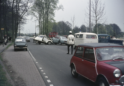 117430 Afbeelding van een verkeersongeval op de Koningsweg te Utrecht, ter hoogte van de kruising met de Mereveldseweg.